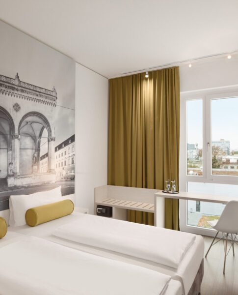 Ein Doppelzimmer mit Schreibtisch im Super8 by Wyndham Munich City North 