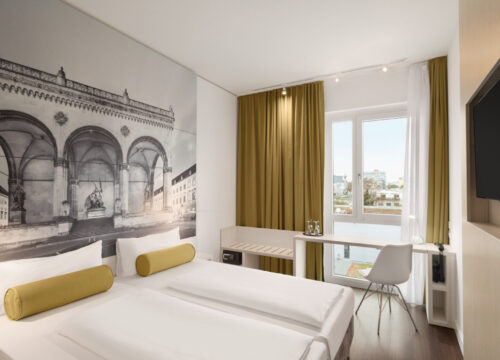 Ein Doppelzimmer mit Schreibtisch im Super8 by Wyndham Munich City North