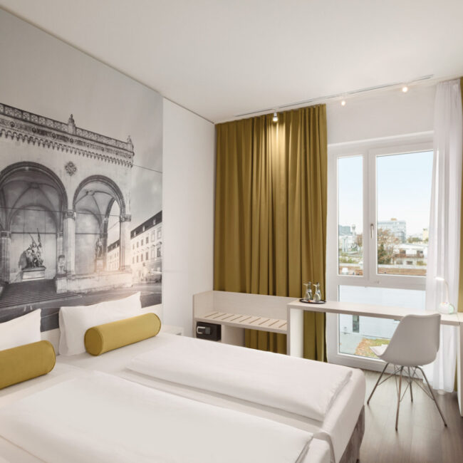 Ein Doppelzimmer mit Schreibtisch im Super8 by Wyndham Munich City North
