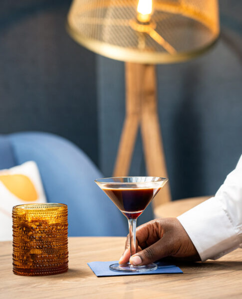 Ein Espresso Martini an der Bar im voco Vienna Prater