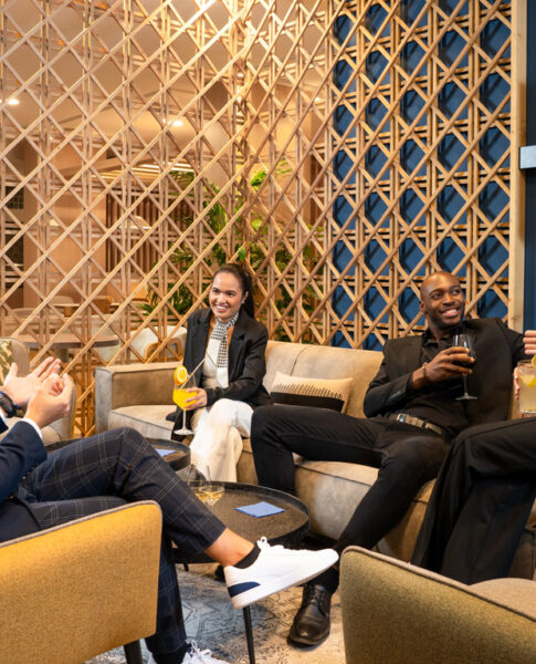 Menschen in der Lounge im voco Vienna Prater