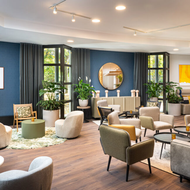 Die Lounge mit Sesseln im voco Vienna Prater