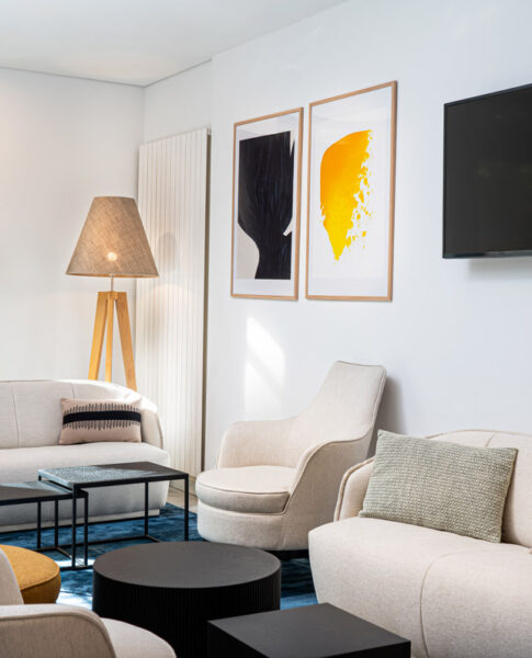 Die Lobby mit Sitzgelegenheiten im voco Vienna Prater