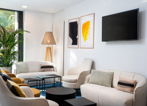 Die Lobby mit Sitzgelegenheiten im voco Vienna Prater 