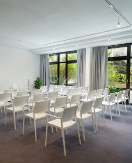 Ein Tagungsraum mit Theater-Bestuhlung im voco Vienna Prater 