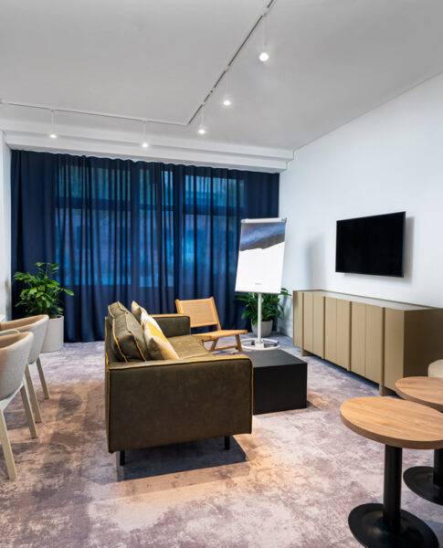 Die Tagungssuite mit Sitzgelegenheiten im voco Vienna Prater 