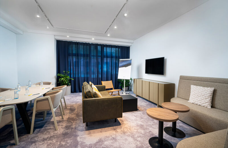 Die Tagungssuite mit Sitzgelegenheiten im voco Vienna Prater