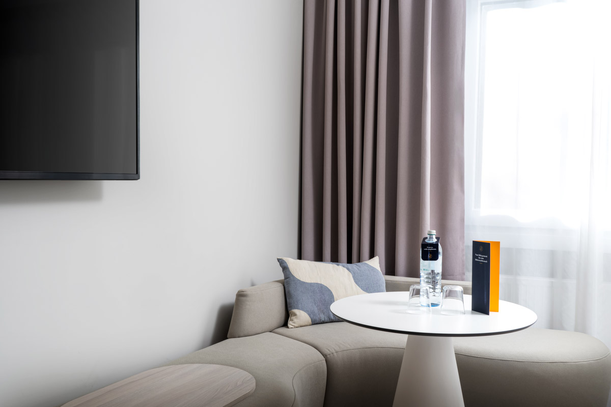 Die Sitzecke im Zimmer im voco Vienna Prater 