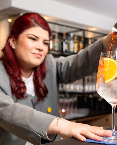 Zubereitung eines Cocktails an der Bar im voco Vienna Prater