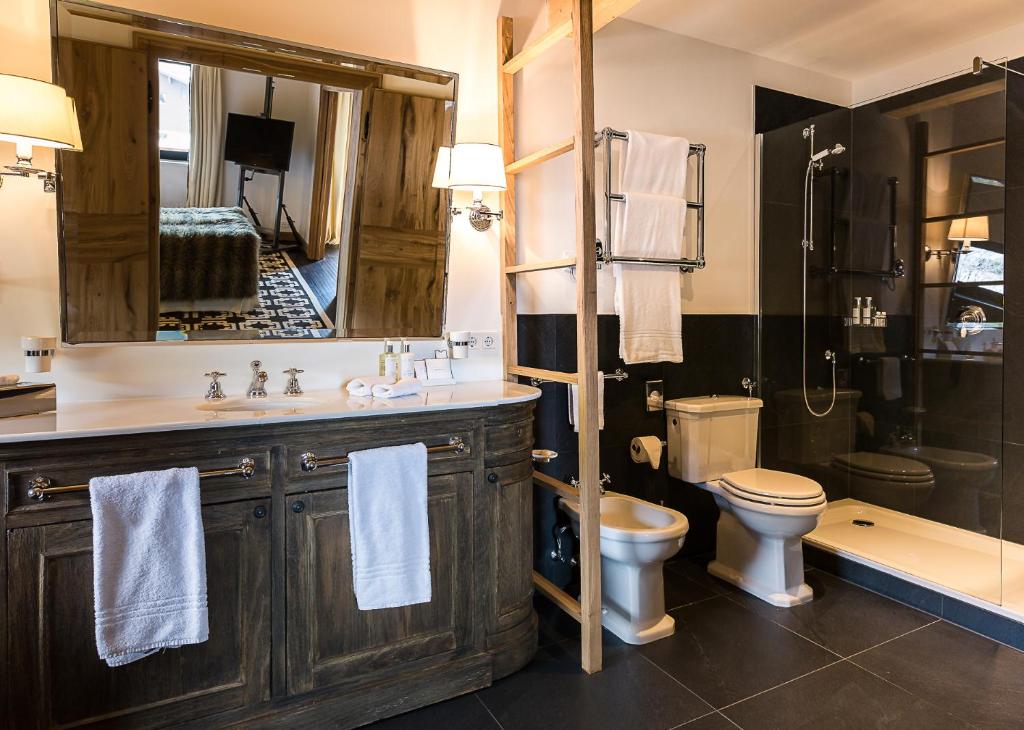 Das geräumige Bad im Wachtelhof House of Hütter