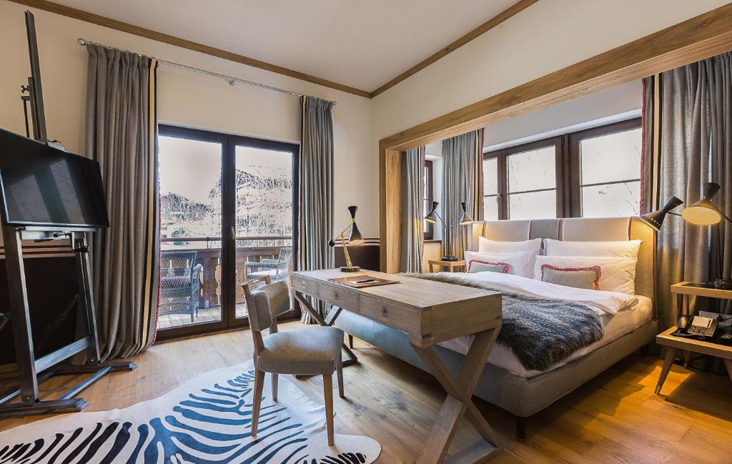 Ein Zimmer mit Fernseher und Schreibtisch