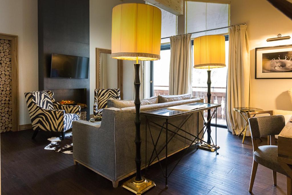 Der Wohnbereich im Zimmer mit Balkon