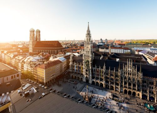 Der Blick auf das Münchner Rathaus und die Frauenkirche im Hintergrund