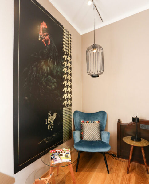 Das Wandportrait mit Sessel eines Zimmers im Arthotel ANA Goggl Landsberg