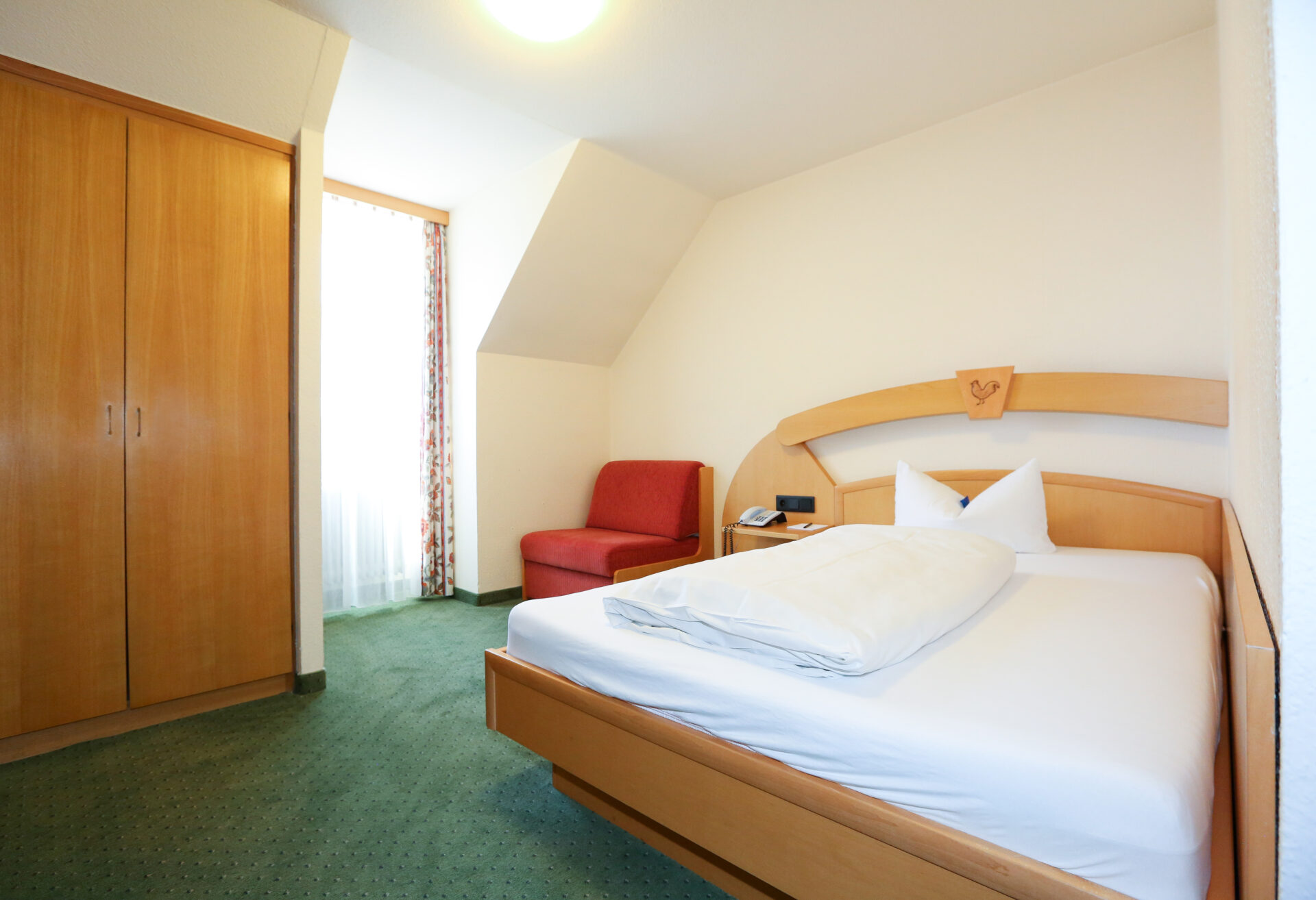 Ein Einzelzimmer mit Kleiderschrank im Arthotel ANA Goggl Landsberg