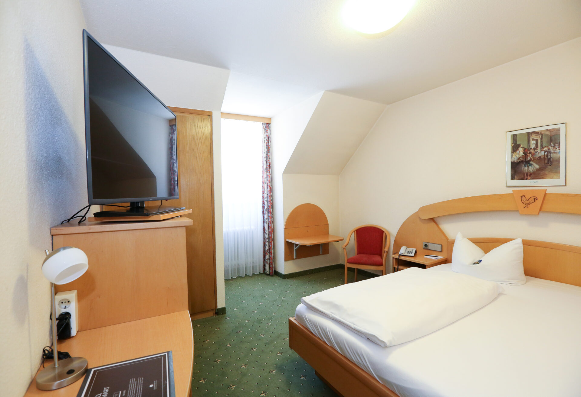 Die Einrichtung eines Einzelzimmers im Arthotel ANA Goggl Landsberg 