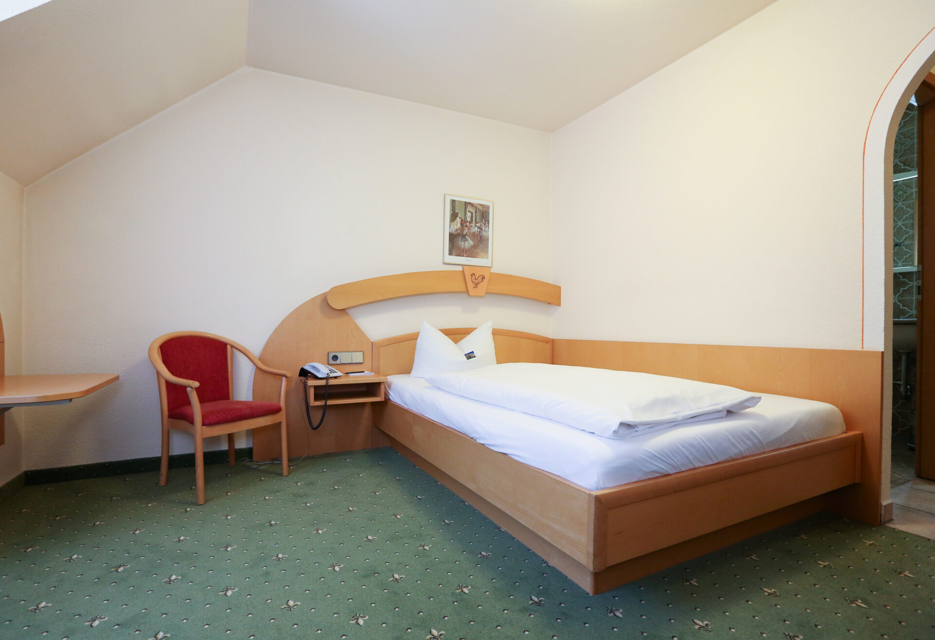 Der Schlafbereich eines Einzelzimmers im Arthotel ANA Goggl Landsberg 