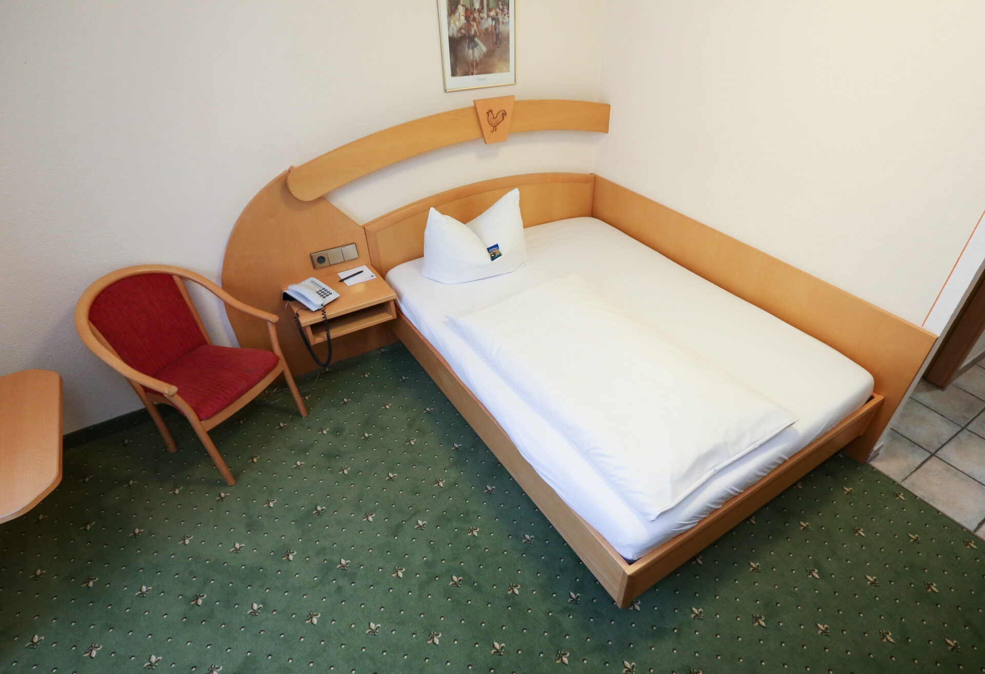 Ein Einzelbett eines Zimmer im Arthotel ANA Goggl Landsberg von oben