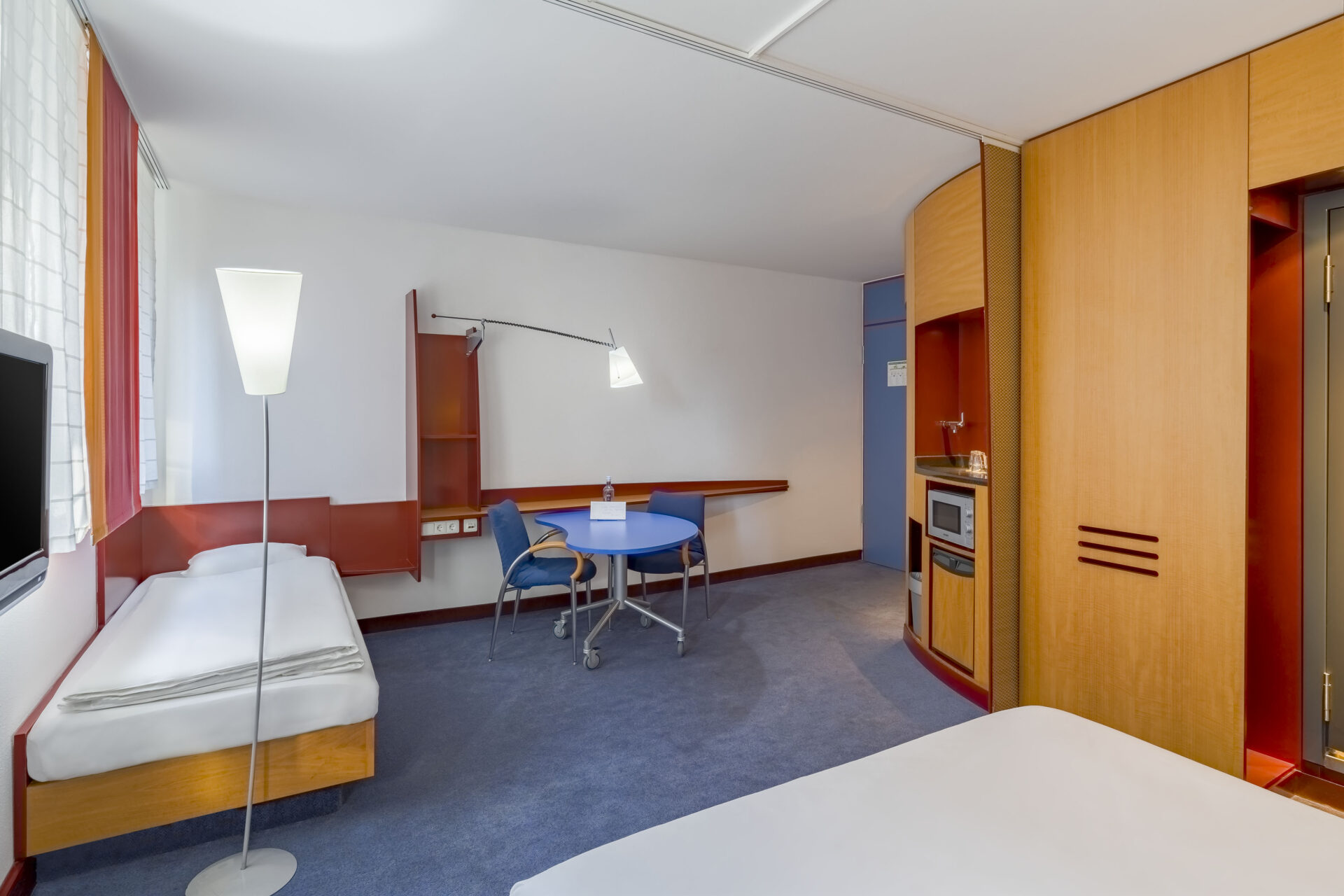 Das Familienzimmer mit Lampen im Novotel Suites Hannover