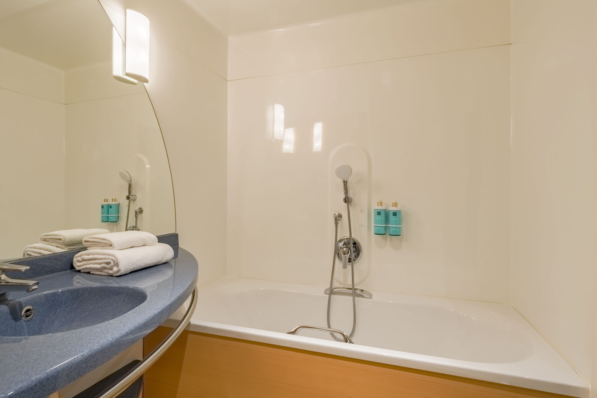 Das Badezimmer des Familienzimmers im Novotel Suites Hannover