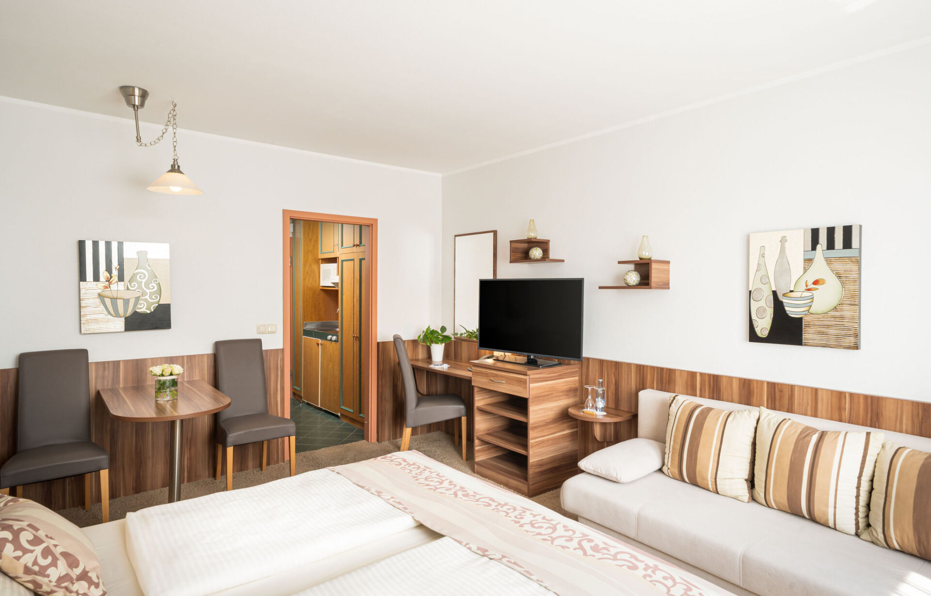 Die Einrichtung des Komfortzimmers im QU Hotel