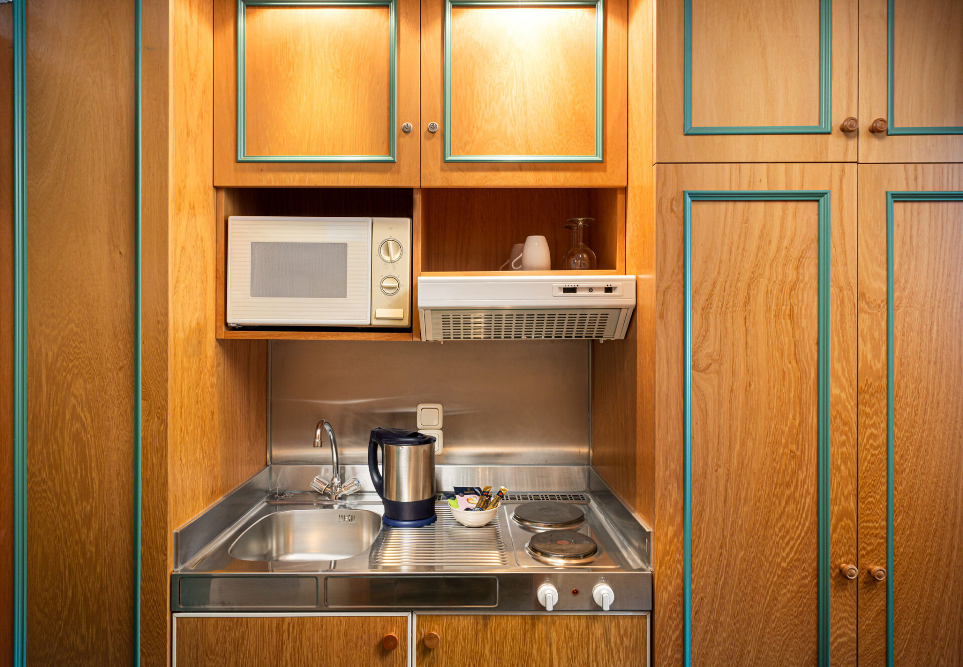 Die Küche des Komfortzimmers im QU Hotel