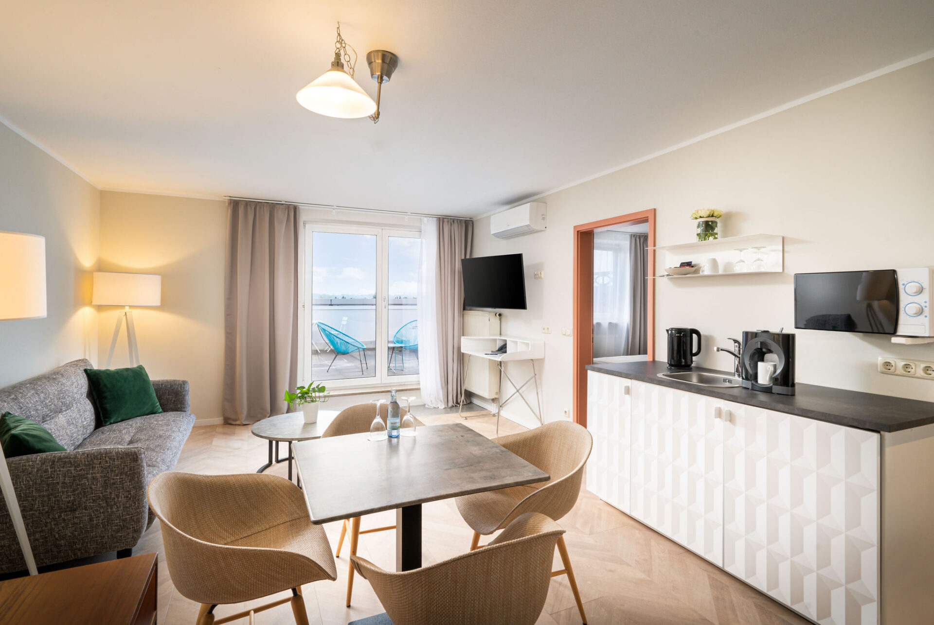 Der Wohnbereich im QU Hotel