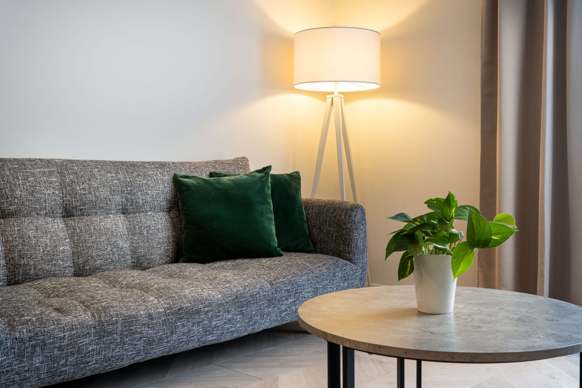 Das Sofa der Suite im QU Hotel