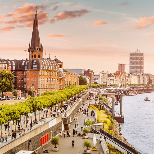 Die Rheinuferpromenade in Düsseldorf