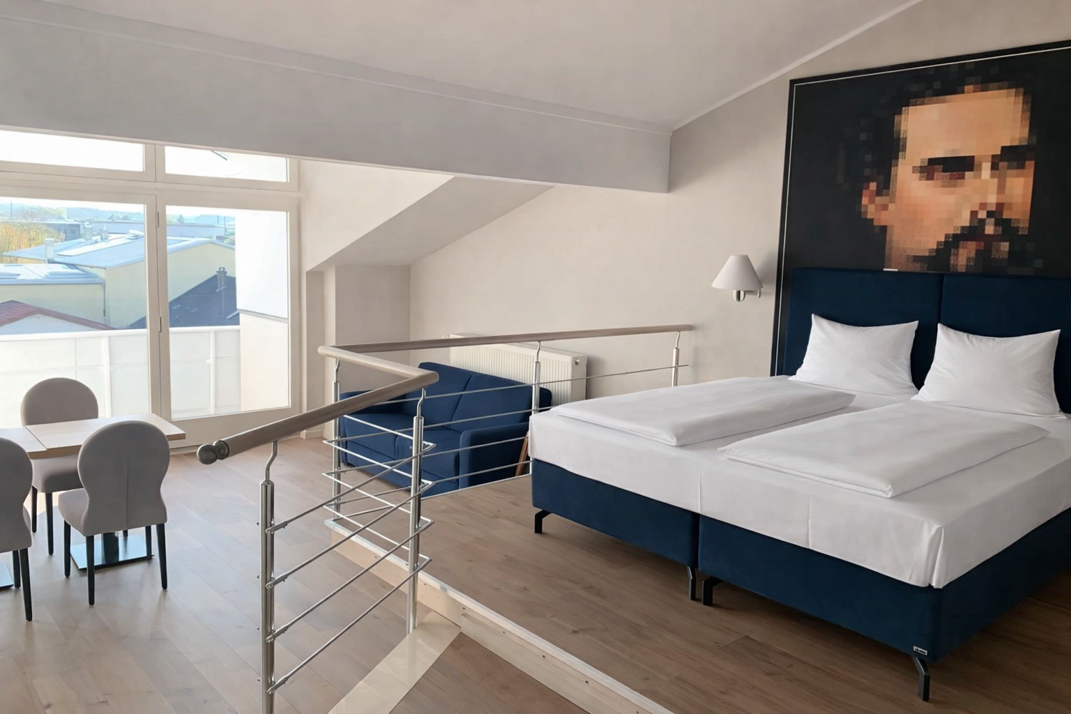 Der Schlafbereich eines Zimmers im Arthotel ANA Panorama