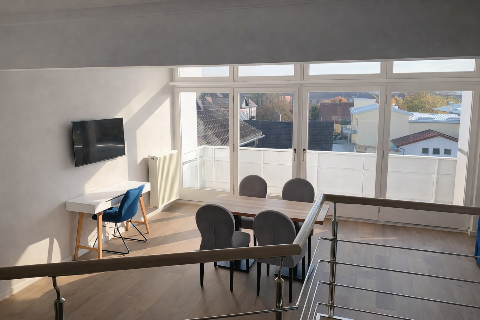 Der Wohnbereich eines Zimmers im Arthotel ANA Panorama