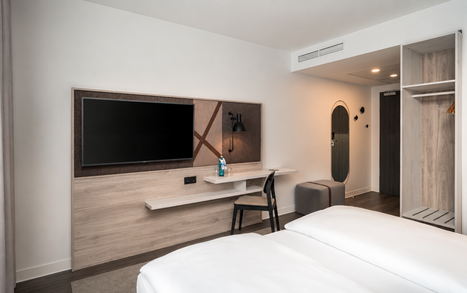 Das Superior Doppelzimmer im Arthotel ANA Amber mit Fernseher und Arbeitsplatz.