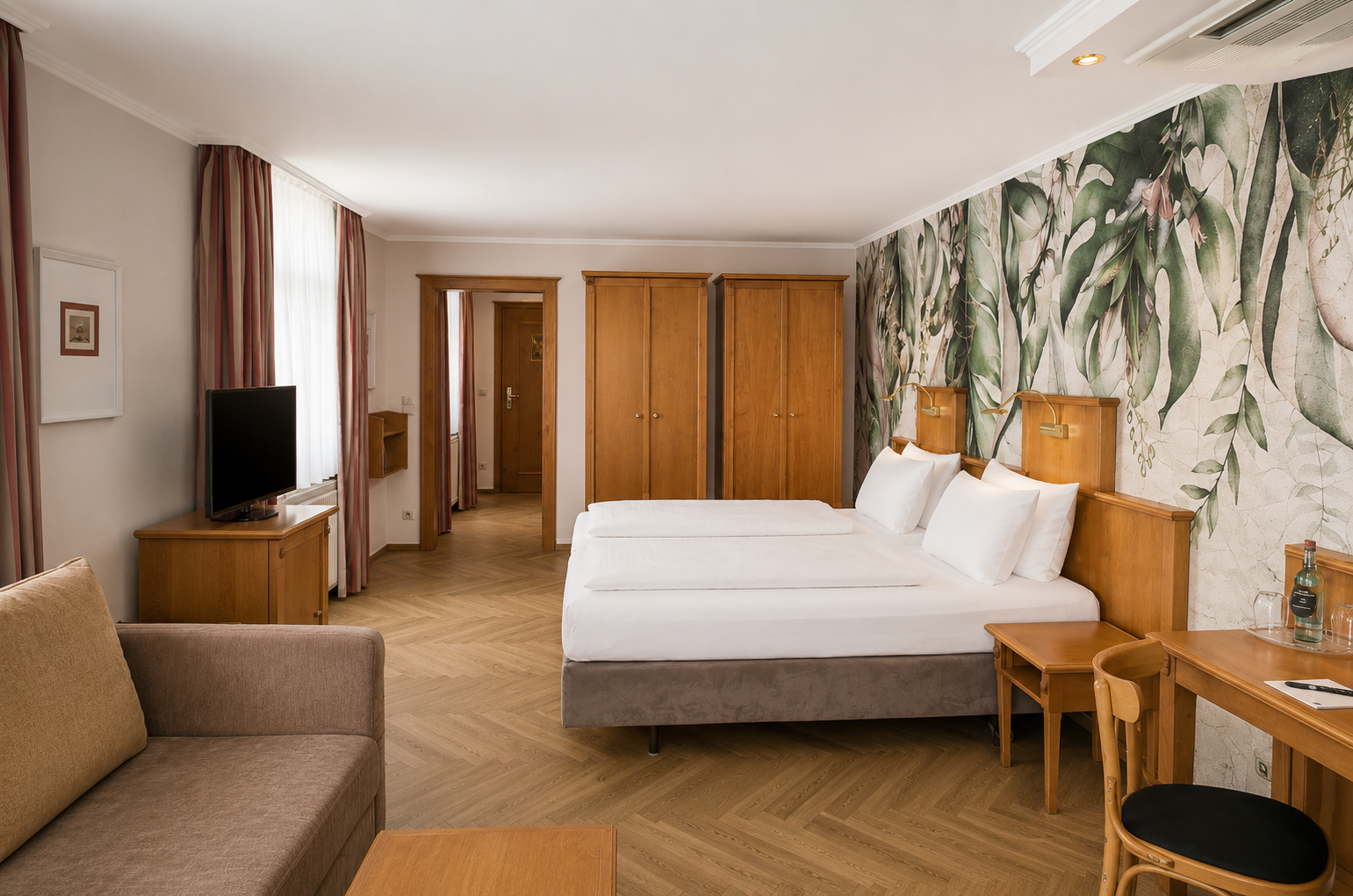 Unsere renovierte Junior Suite im Arthotel ANA Fleur bietet jede Menge Platz für Deinen Aufenthalt.