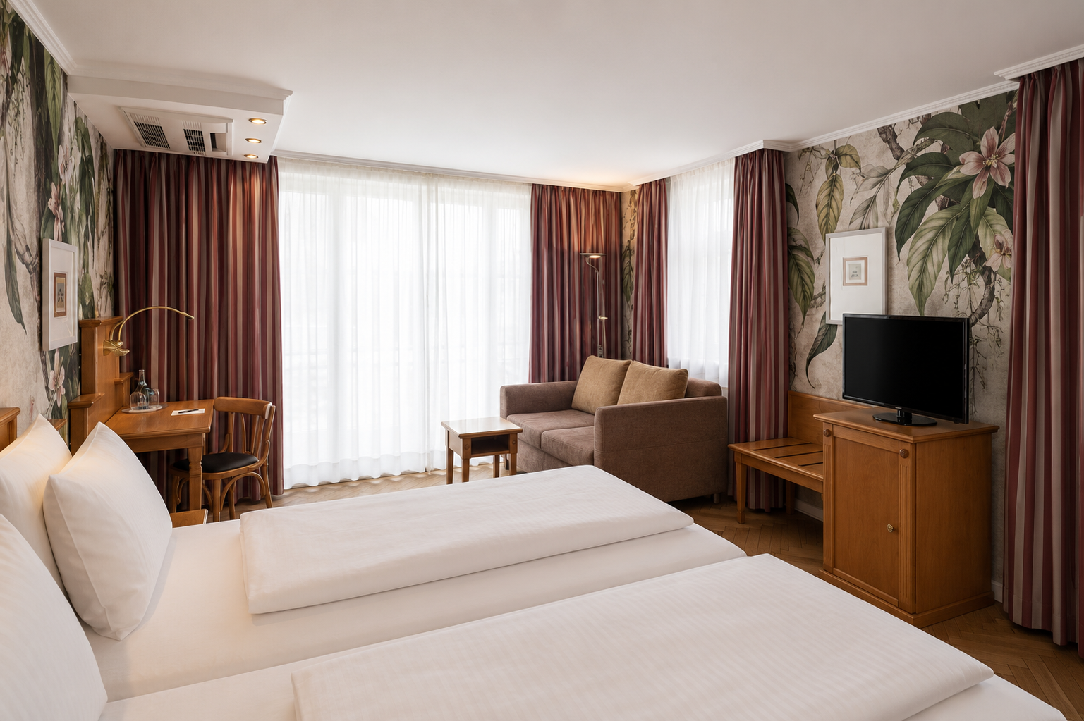 Die Junior Suite im Arthotel ANA Fleur mit einem gemütlichen Sofa.
