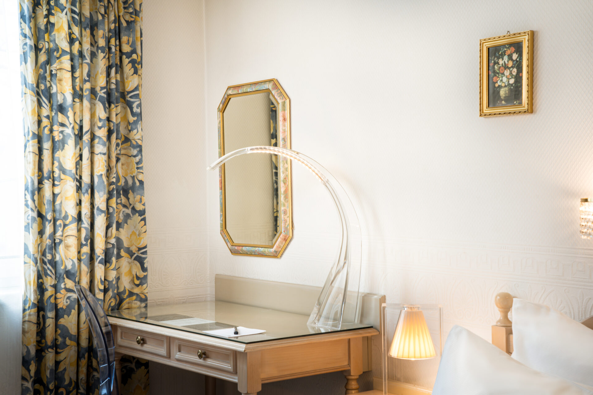 Der Schreibtisch und ein Spiegel im Arthotel ANA Gala Vienna