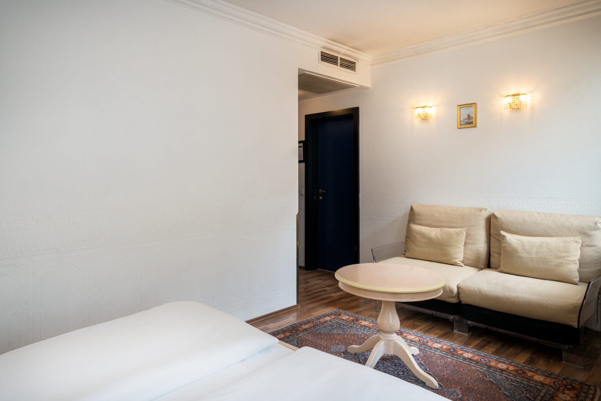 Die Einrichtung eines Doppelzimmers im Arthotel ANA Gala Vienna