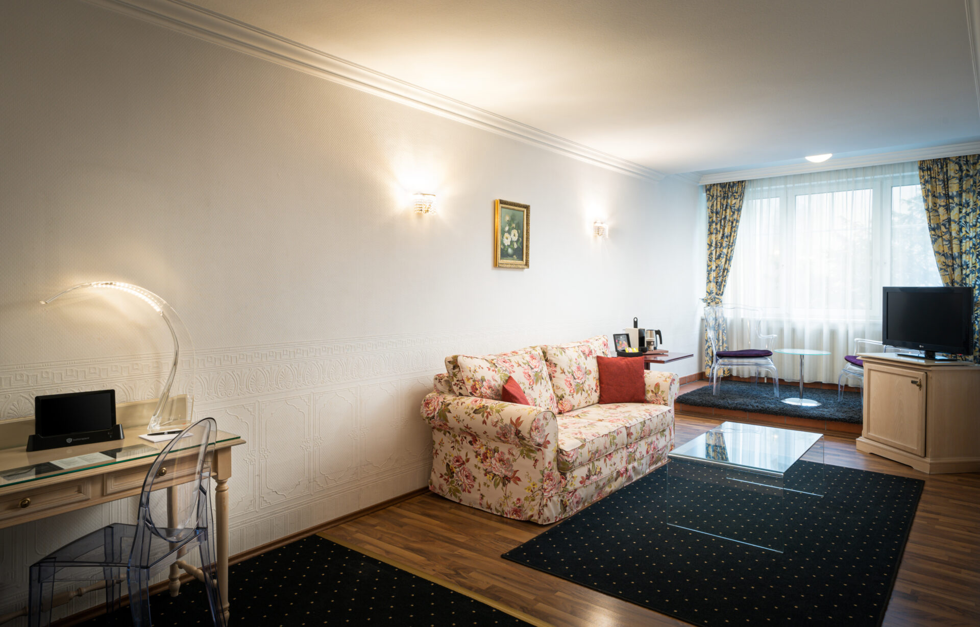 Der Wohnbereich in der Suite im Arthotel ANA Gala Vienna