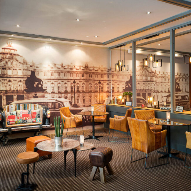 Die Auto Zeitreise beginnt bereits in der Lobby des Arthotel ANA Neotel