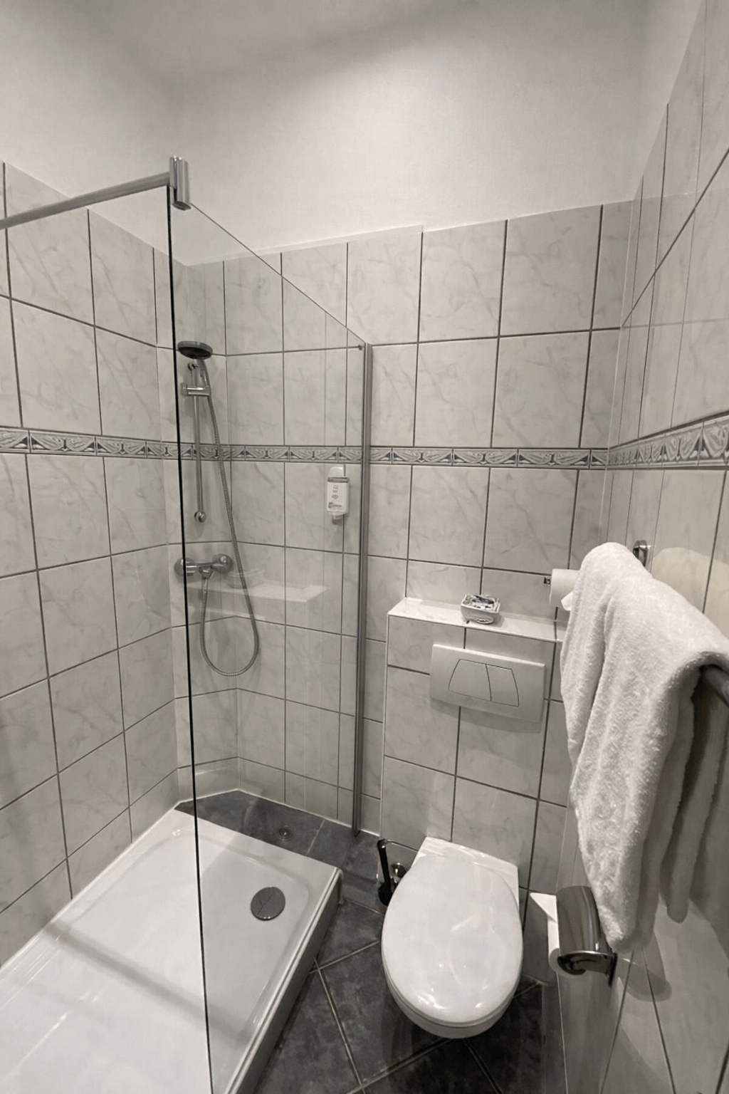 Die Badezimmer in der Standard Zimmerkategorie des Arthotel ANA Residence Bremen