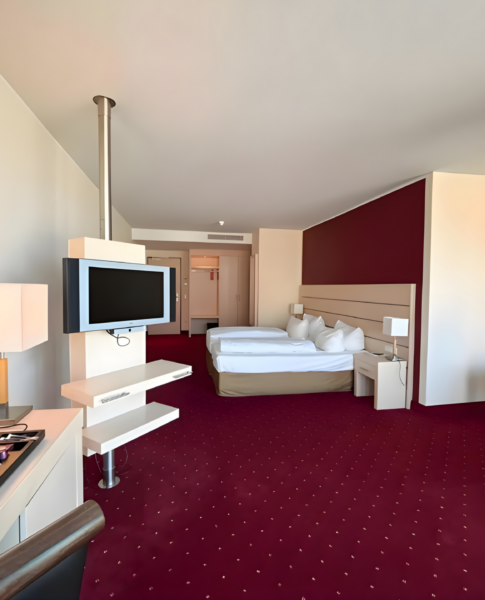 Ein Doppelzimmer mit Fernseher im Aspire Acara in Oldenburg