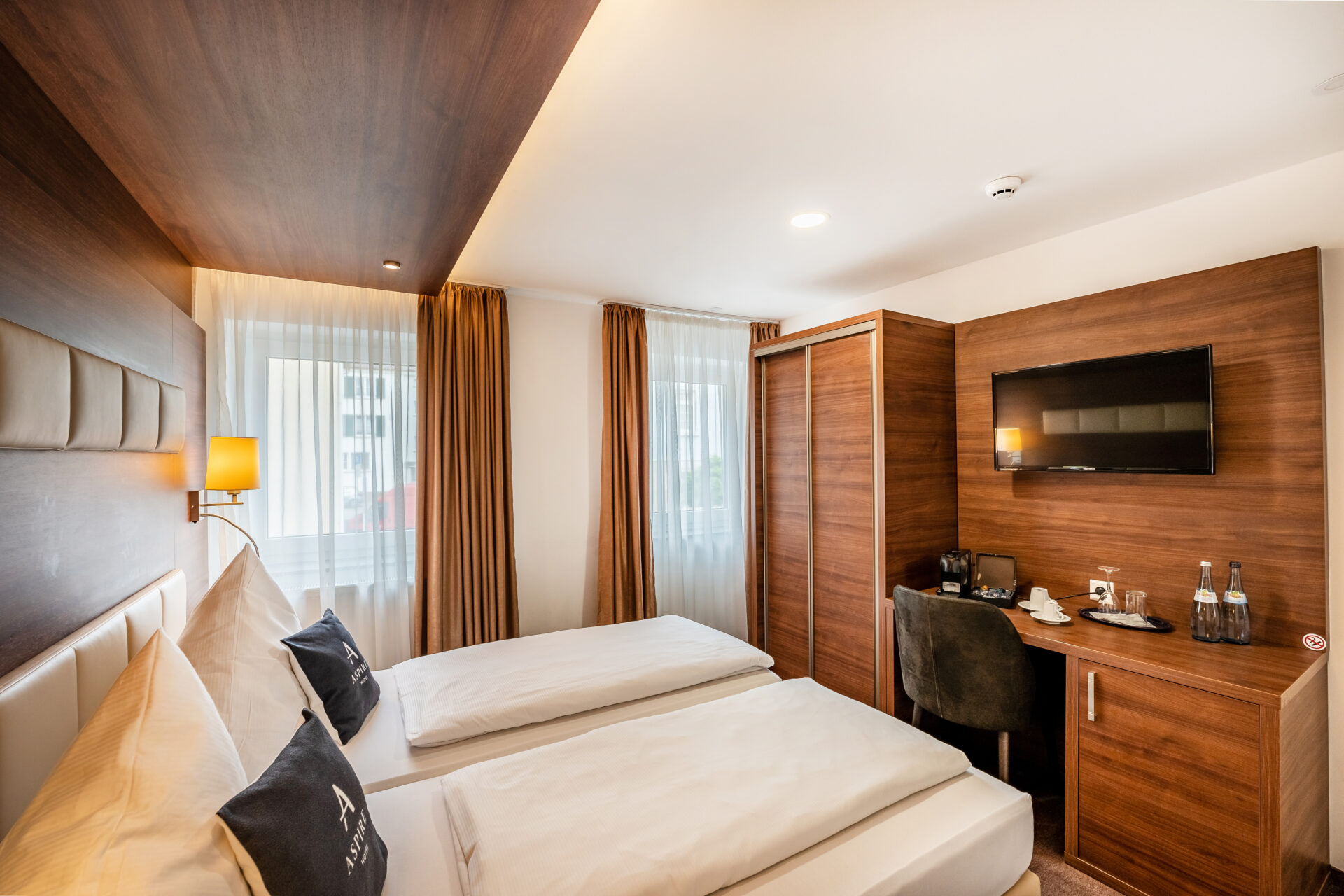 Ein Schreibtisch im Zweibettzimmer