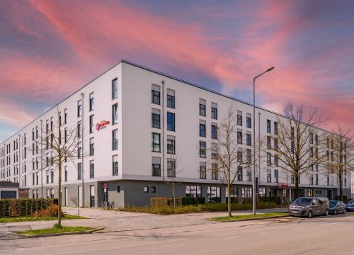 Die Außenfassade des Ramada Encore Munich Messe