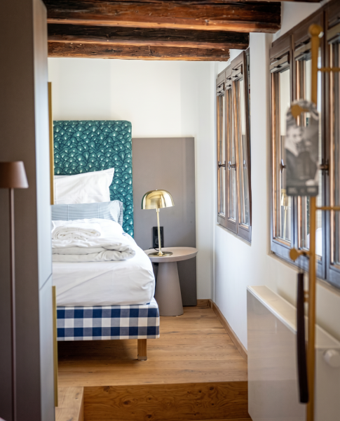 Der Blick in den Schlafbereich eines Zimmers im Maxim Suites 