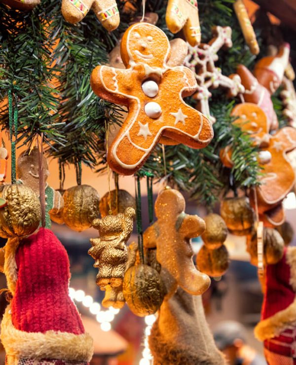 Lebkuchenfiguren an einem Stand auf einem Weihnachtsmarkt