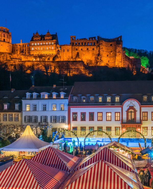 Der Weihnachtsmarkt in Heidelberg mit Blick auf das Schloss