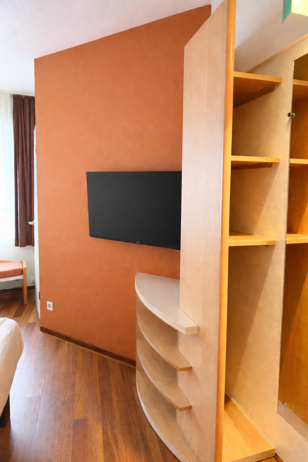 Der Kleiderschrank eines Zimmers im Ibis Augsburg Hauptbahnhof