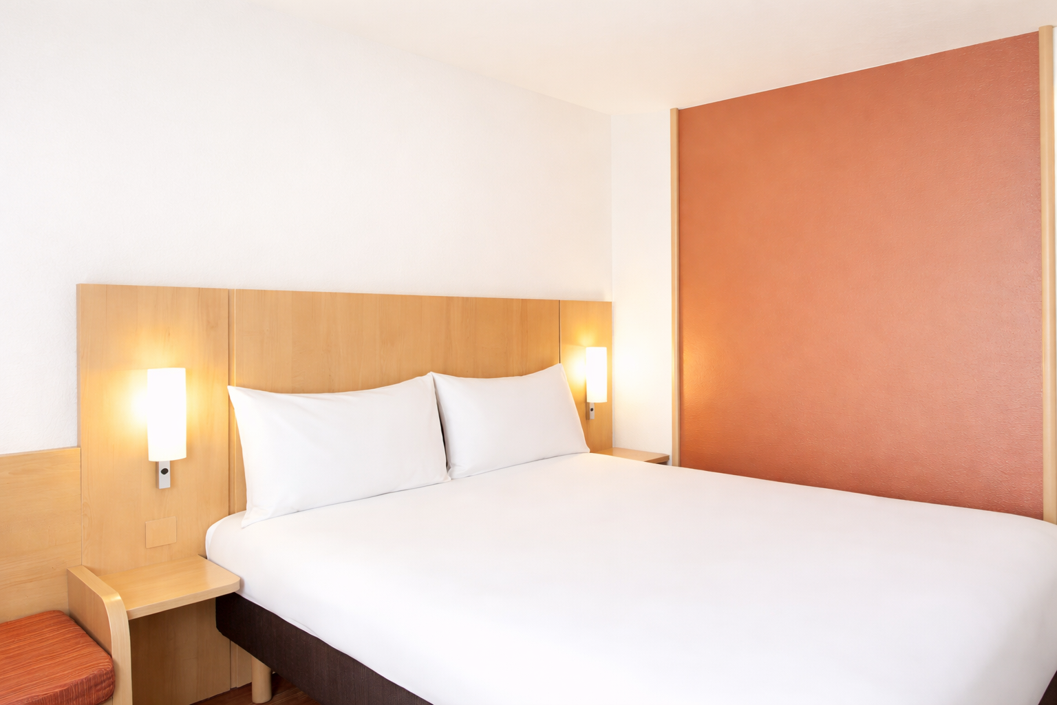 Das Doppelbett eines Zimmers im Ibis Augsburg Hauptbahnhof