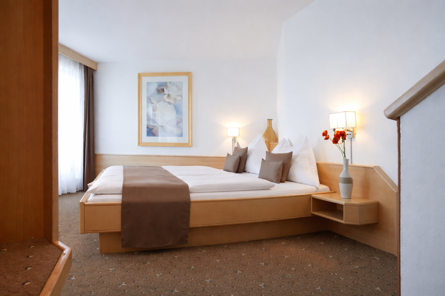 Das Doppelzimmer mit Deko im Arthotel ANA Panorama