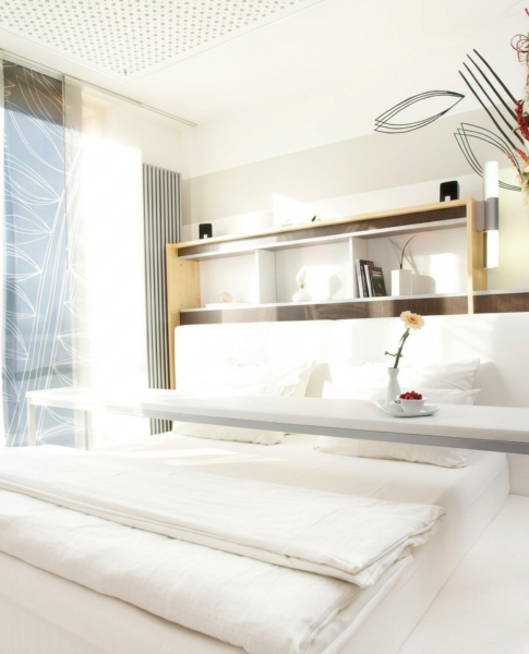 Das Doppelzimmer mit Deko im rugs Hotel am Schlosspark Lichtenwalde