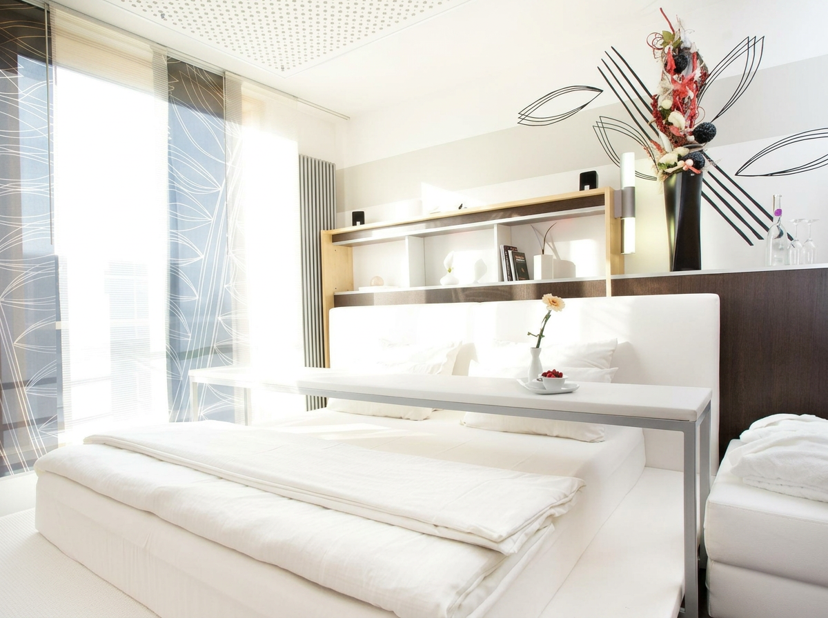 Das Doppelzimmer mit Deko im rugs Hotel am Schlosspark Lichtenwalde 